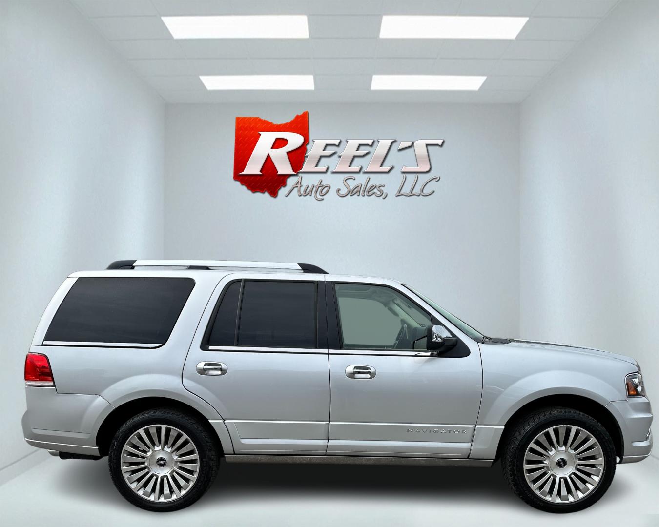 2017 Silver /Gray Lincoln Navigator Reserve 4WD (5LMJJ2LT4HE) with an 3.5L V6 DOHC 24V TWIN TURBO engine, 6 speed Automatic transmission, located at 11115 Chardon Rd. , Chardon, OH, 44024, (440) 214-9705, 41.580246, -81.241943 - Photo#4